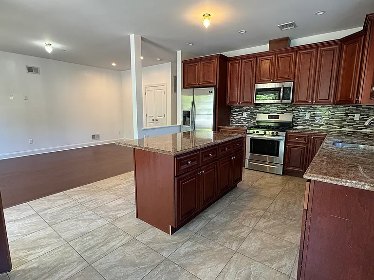 441 Deisius St #1R — Photo 4