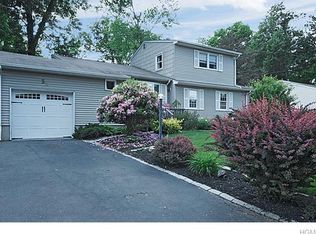 35 Van Zandt Dr, Pearl River, NY 10965