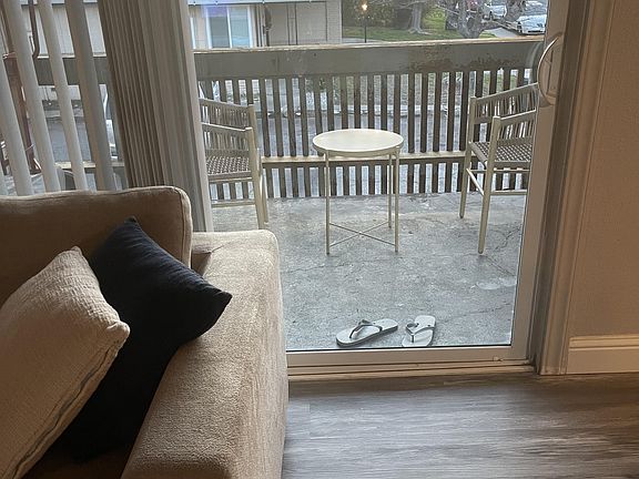 3rd image of 919 Bell St #1
