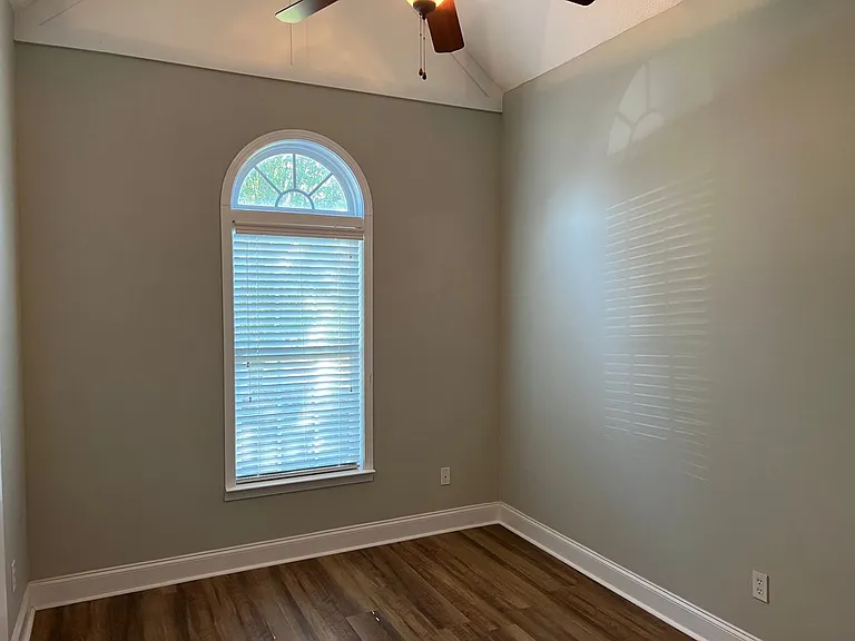 400 Manchester Ln — Photo 25