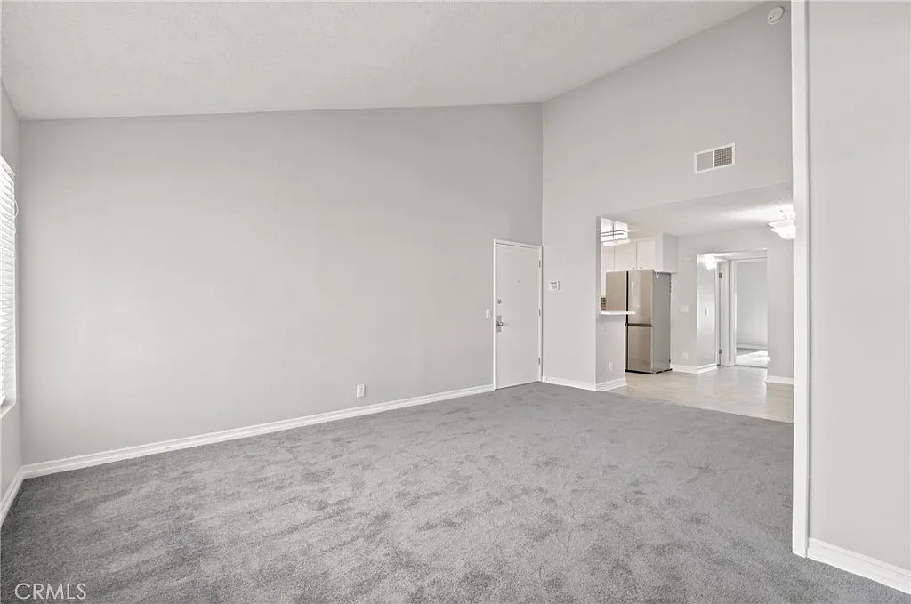 3 bed, 1070 sqft, $3,250 — Photo 3