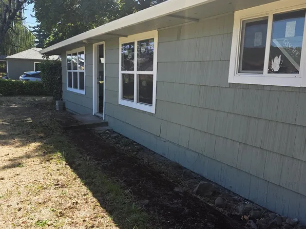 211 Sherman St, Amity, OR 97101