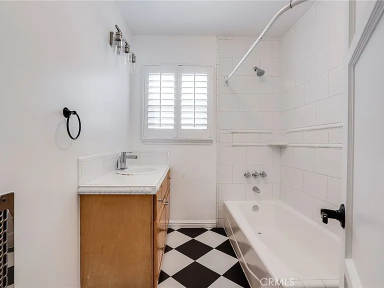 286 E 19th St — Photo 13