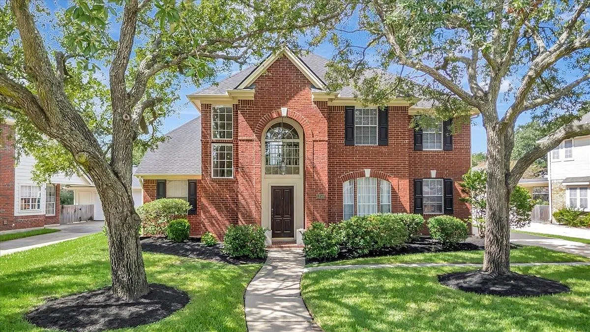 4 bed, 2.5 bath, 2715 sqft, $3,200 — Photo 1