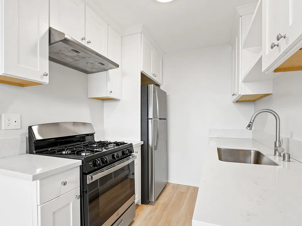1451 Franklin St in Santa Monica! Steps to SM Blvd and near the Water Garden.