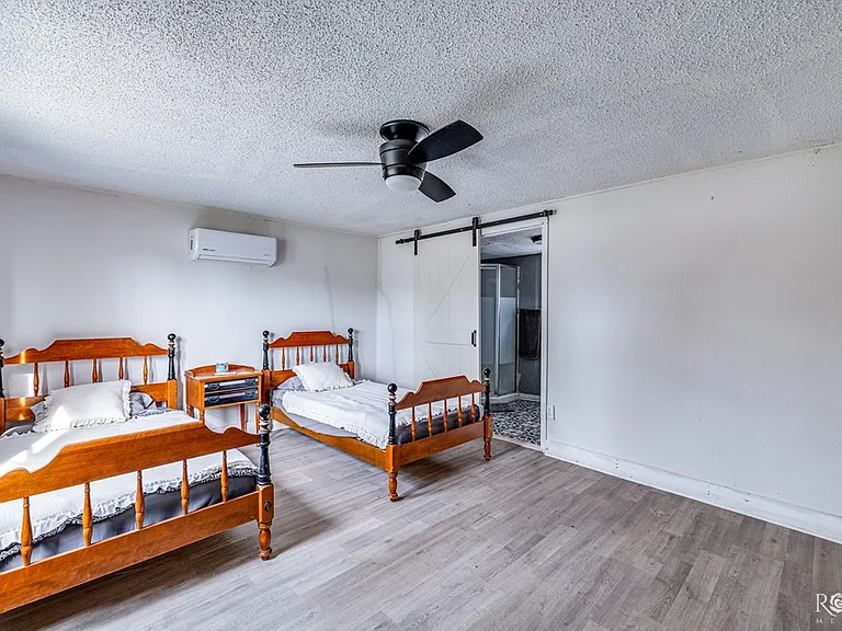 226 W Avenue M — Photo 18