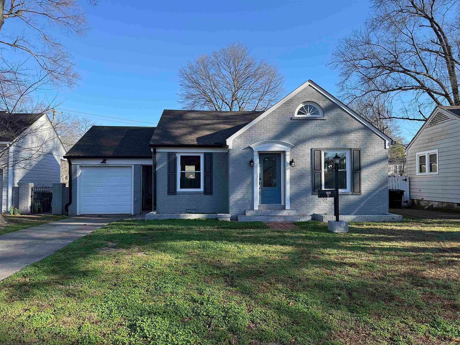 386 Holmes Cir