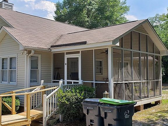 Screen Porch & Back Entrance
