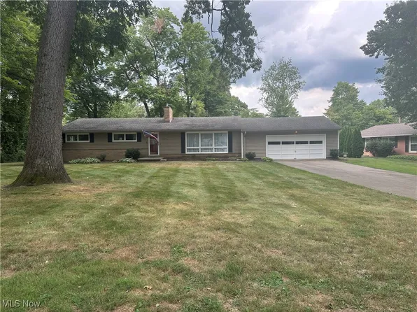 225 Seneca Trl SW, Hartville, OH 44632