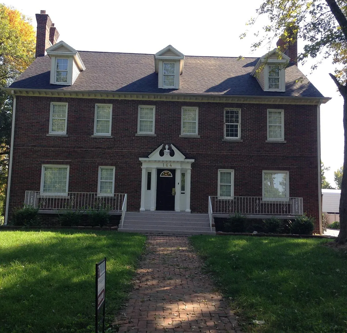 164 N Park Place — Photo 1