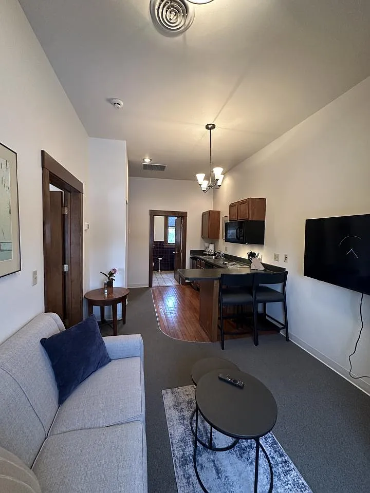 1 bed, 1.0 bath, $1,100 — Photo 4