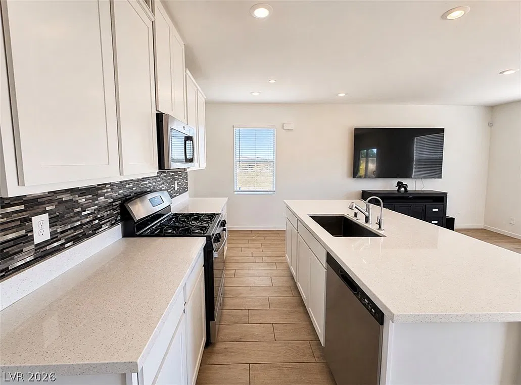 3 bed, 2.5 bath, 1560 sqft, $2,300 — Photo 2