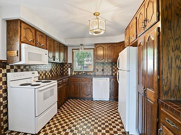 4th image of 771 Ashland Ave
