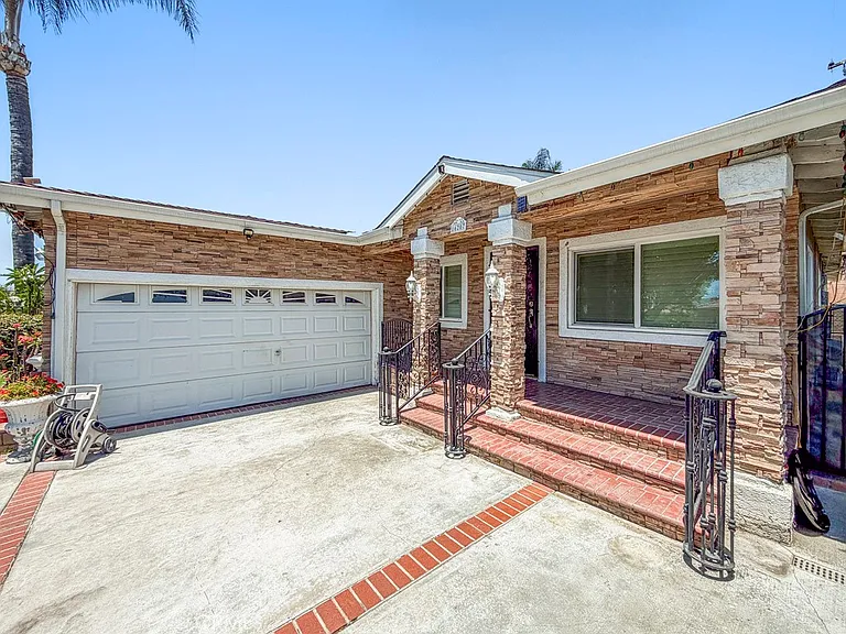 16207 Inyo St — Photo 3