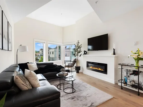 7098 Wallace Dr #404, Central Saanich, BC V8M 1G9
