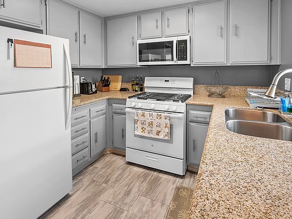 Kitchen - granite counter tops, stainless steel sink, appliances included