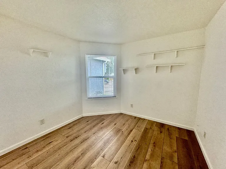 827 Mesa Ct — Photo 9