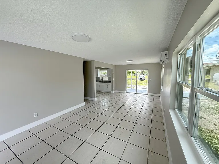 1920 SW 44th Ave #2 — Photo 7