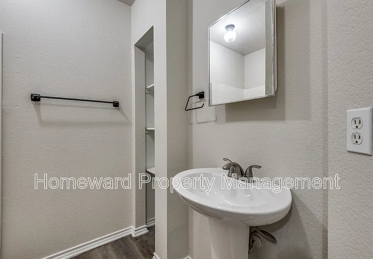 321 Queens Ct S #B — Photo 6