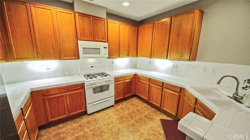 3 bed, 2.5 bath, 1964 sqft, $3,300 — Photo 1