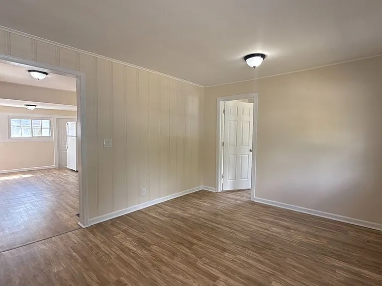 905 Vanderburgh Ave — Photo 4