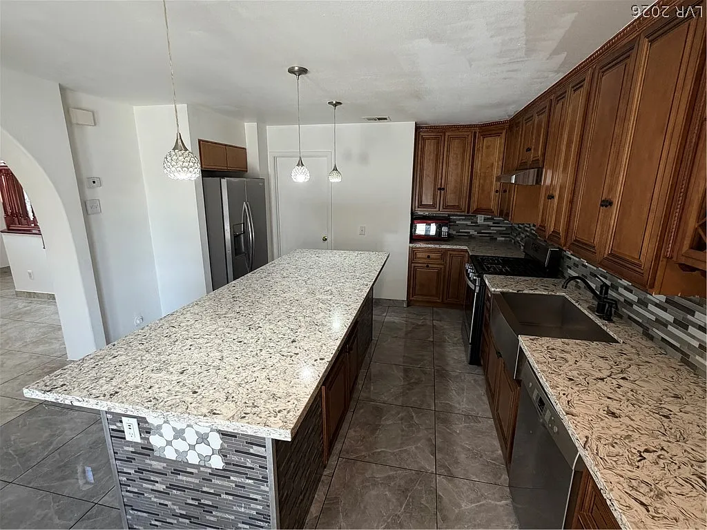 3 bed, 2.5 bath, 1370 sqft, $1,900 — Photo 4