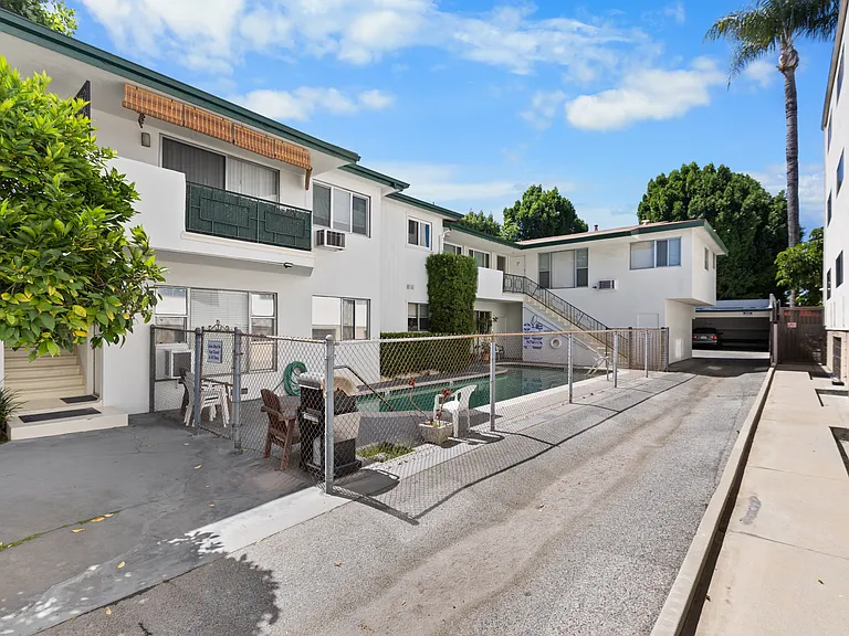 12817 Moorpark St #4 — Photo 3