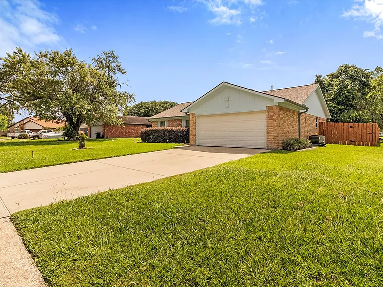 16319 Pitch Pine Dr — Photo 3