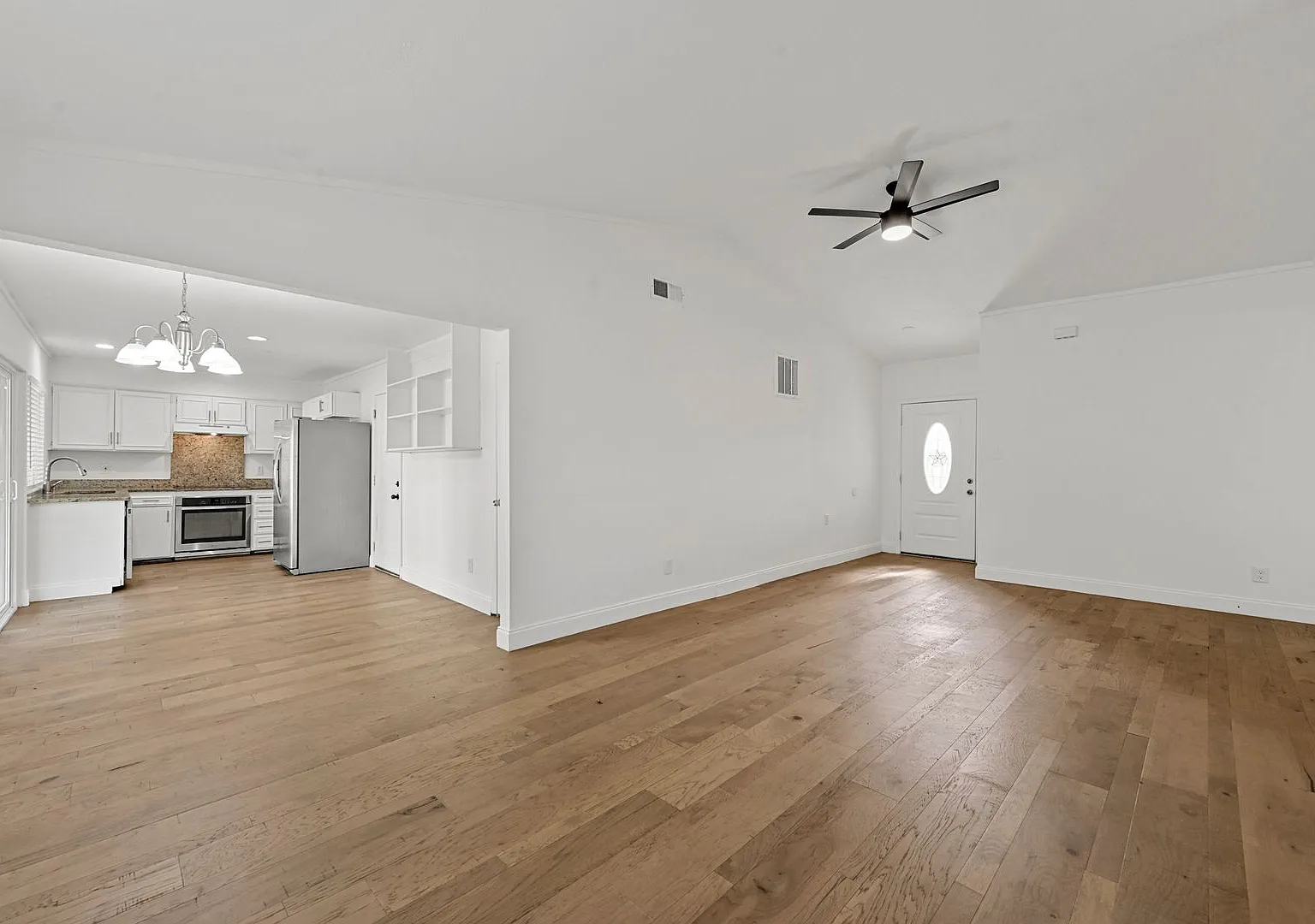 Charming 4-bedroom, 2-bathroom home in Carrollton, TX — Photo 2