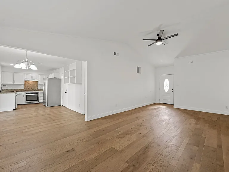 2029 Greenwood Rd — Photo 2