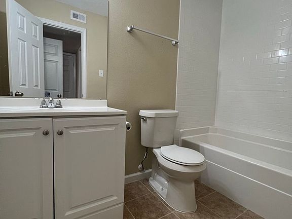 4th image of 910 Main St APT 14