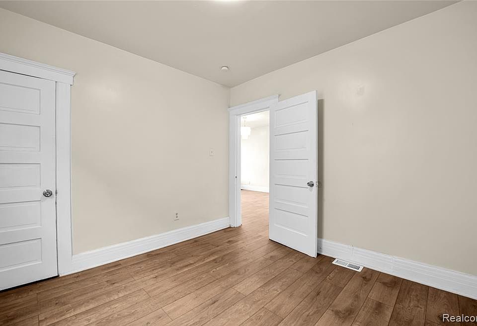 3851 Fredro St, photo 7