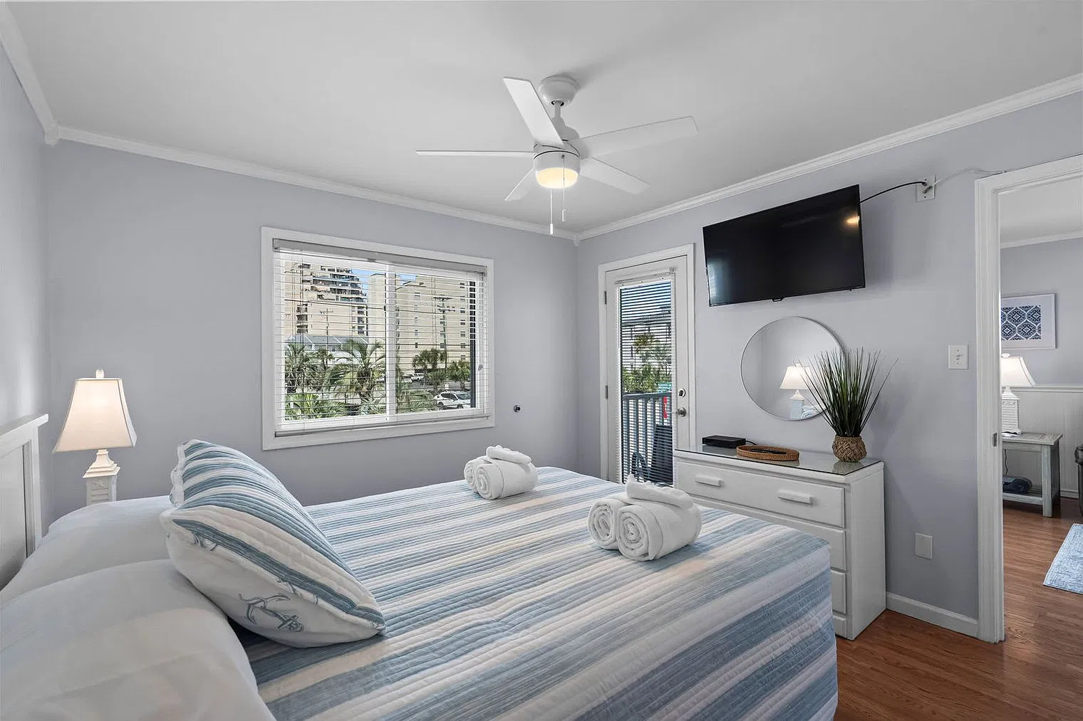 3 bed, 2.0 bath, 1001 sqft, $3,201 — Photo 4