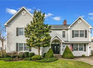 10 Oxford Pl, Massapequa, NY 11758