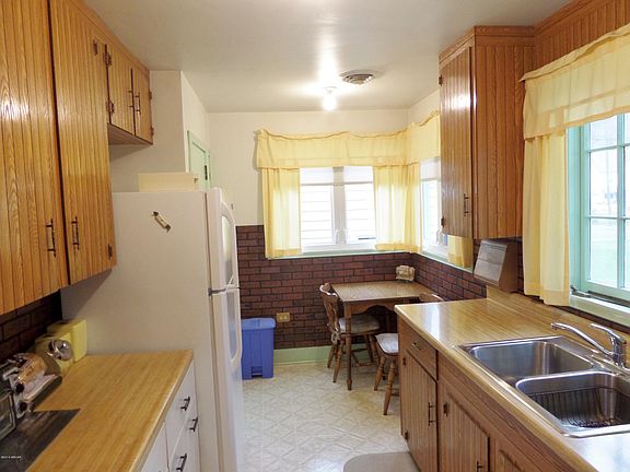 4th image of 92 Center St