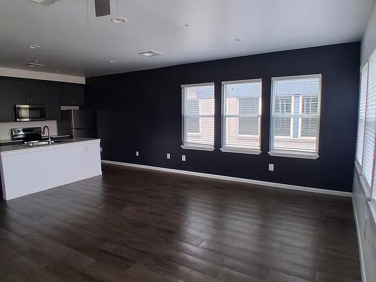 1924 Calumet St #202 — Photo 3
