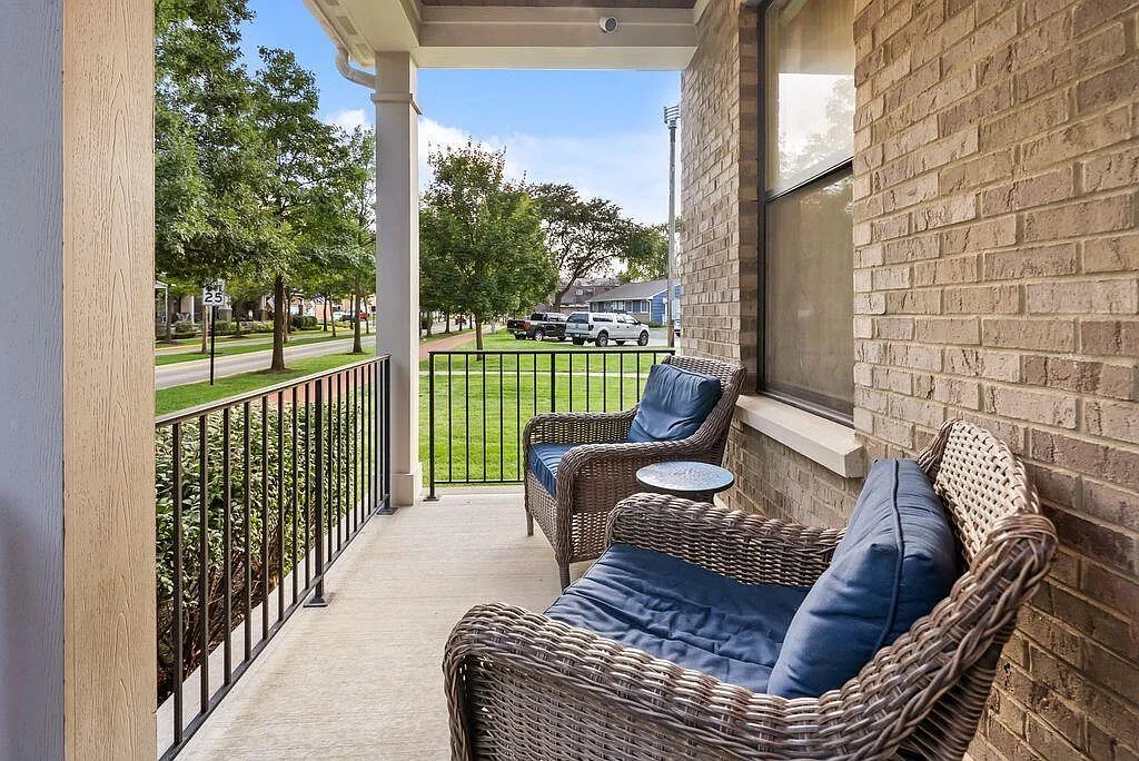 3 bed, 3.5 bath, 2186 sqft, $5,250 — Photo 3