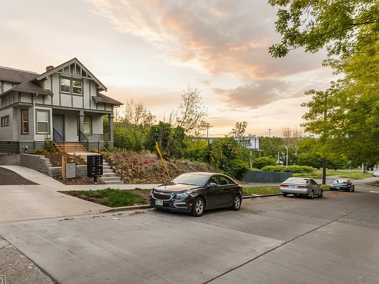 Discover Urban Serenity: Stylish Property in Capitol Hill's Pulse — Photo 1