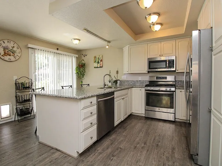 160 Kingswood Ave — Photo 5