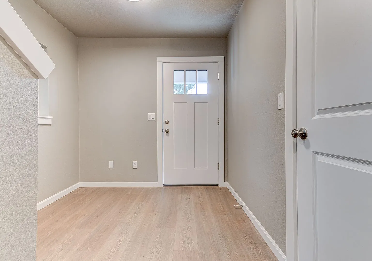 Beautiful Home! 3 Bedrooms with En suite Baths! End Unit! — Photo 3