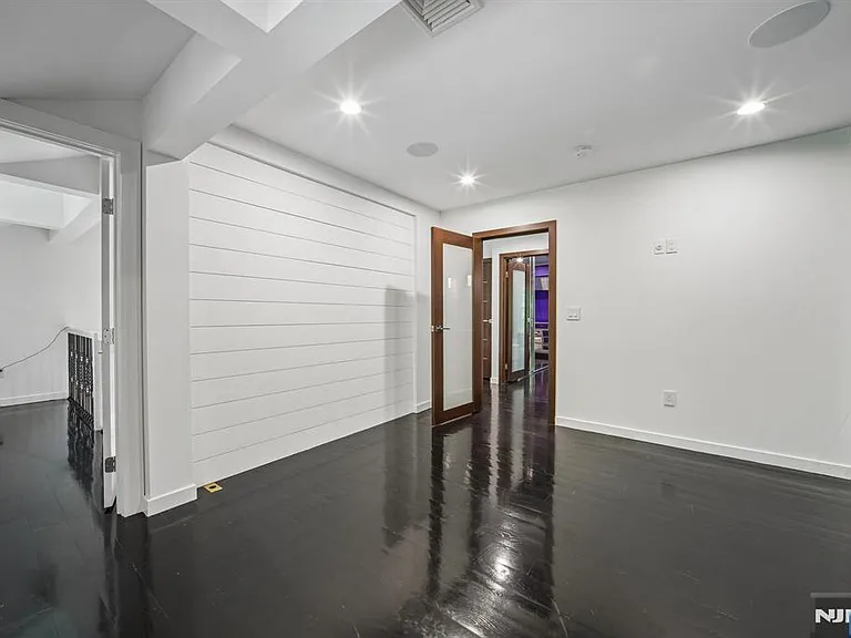2B Paris Ave — Photo 21