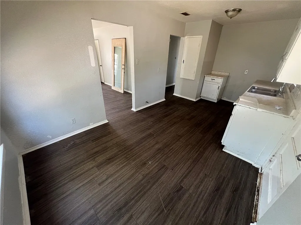 3 bed, 1.5 bath, 1078 sqft, $1,400 — Photo 3