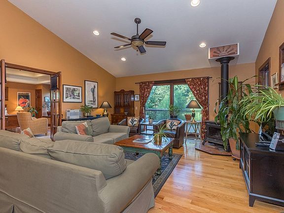 2nd image of 190 Iris Ln