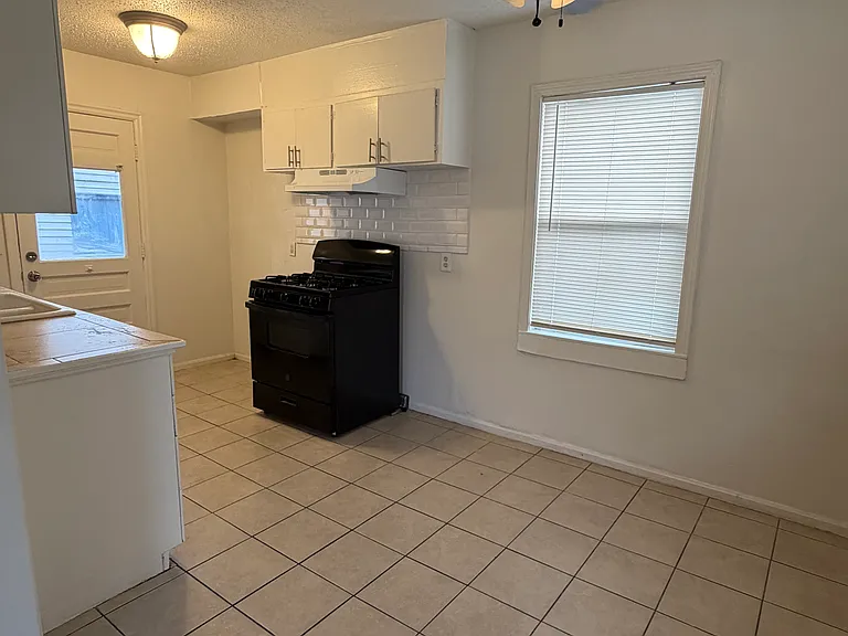 310 E Steed Dr — Photo 2