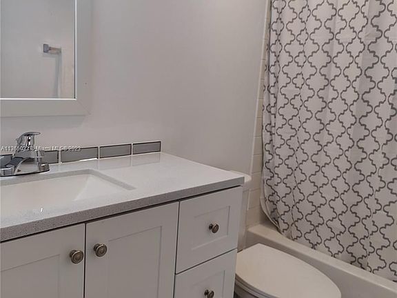 3rd image of 1700 NE 191st St APT 507