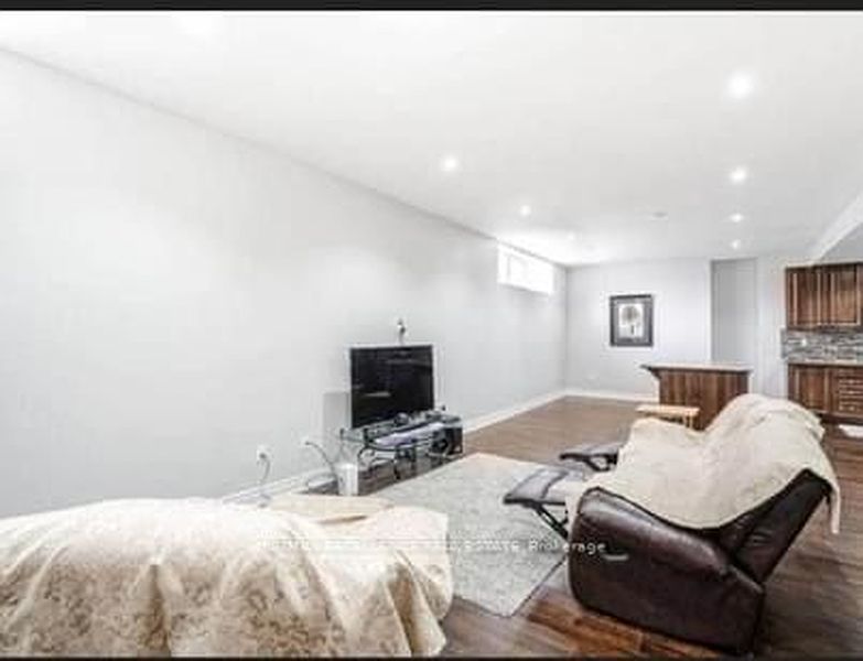 Brampton House for rent - 3 Bedrooms — photo 8