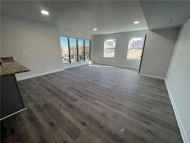 938 E 4th St — Photo 22