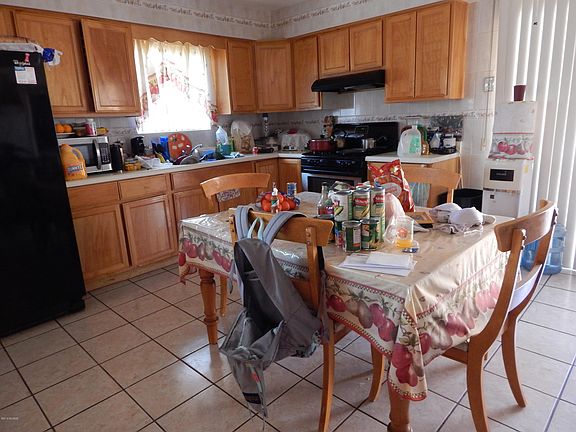 2nd image of 1061 E Parkway Dr