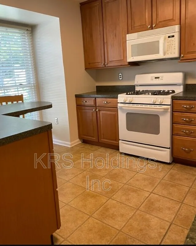 3 bed, 3.5 bath, 1372 sqft, $3,150 — Photo 3