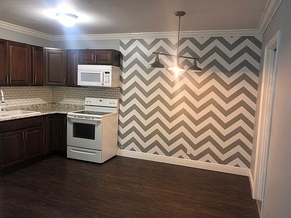 3rd image of 806 NE 16th Pl APT 8